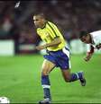 Ronaldo conduz bola no jogo contra o Marrocos, na Copa de 1998  Foto: Shaun Botterill/Allsport / via Getty Images