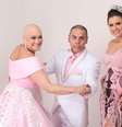 Edson Eddel e algumas modelos com vestidos da coleção Outubro Rosa  Foto: Jaime Costa e Vimo / Divulgação