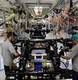 Trabalhadores em linha de montagem de fabrica de caminhões em São Bernardo do Campo  Foto: Paulo Whitaker / Reuters