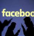 Pessoas utilizam celulares diante de projeção do logo do Facebook em foto ilustrativa
28/03/2018 
REUTERS/Dado Ruvic/Illustration  Foto: Reuters