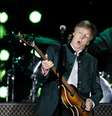 Paul McCartney durante a turnê "One on One" em Porto Alegre, Brasil  Foto: Diego Vara / Reuters