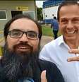 Apoiador de Jair Bolsonaro pede voto para o candidato do PSL ao lado do tucano João Doria  Foto: REPRODUÇÃO / Estadão