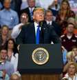 Diante de um enorme público, Trump ironizou o fato de Ford não se lembrar de alguns momentos da suposta agressão sexual e colocou dúvidas sobre a veracidade da denúncia da mulher  Foto: EPA / Ansa