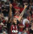 Marcelo Cirino, do Atlético Paranaense (BRA), comemora seu gol  Foto: CARLA LARINI/O FOTOGRÁFICO / Estadão