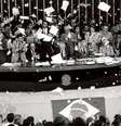 'Declaro promulgado o documento da liberdade, da democracia e da justiça social do Brasil', disse o então presidente da Assembleia Nacional Constituinte, Ulysses Guimarães  Foto: ABR / BBC News Brasil