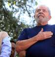 O ex-presidente Luiz Inácio Lula da Silva, ao lado do ex-ministro Celso Amorim, durante missa em memória à ex-primeira-dama Marisa Letícia   Foto: Gabriela Biló / Estadão