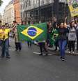 Apoiadores de Jair Bolsonaro em frente à Embaixada do Brasil em Londres, onde a espera na fila para votar chegou a quase 3 horas  Foto: Lígia Mesquita/BBC News Brasil / BBC News Brasil