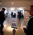 Eleitores votam na Embaixada brasileira na Argentina  Foto: Martin Acosta / Reuters