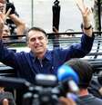 Jair Bolsonaro chega para votar na Escola Municipal Rosa da Fonseca, na Vila Militar, no Rio de Janeiro (RJ)  Foto: Dhavid Normando / Futura Press