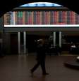 Homem passa por gráfico de cotações na Bovespa
24/08/2015
REUTERS/Paulo Whitaker  Foto: Reuters
