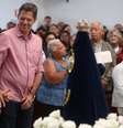Haddad, acompanhado da mulher, Ana Estela, e da candidata a vice Manuela D'Ávila  Foto: Amanda Perobelli / Reuters