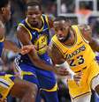 LeBron James dribla Kevin Durant durante a pré-temporada da NBA  Foto: R. Sylvanie - USA Today Sports / Reuters