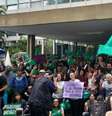 Manifestantes ocupam a entrada do Ministério do Meio Ambiente em Brasília  Foto: Oswaldo Braga/ISA - Divulgação / Estadão