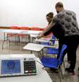 Funcionários preparam urna eletrônica em seção eleitoral em São Paulo  Foto: Paulo Whitaker / Reuters