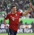Lewandowski comemora gol com Serge Gnabry  Foto: Fabian Bimmer / Reuters