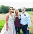 A americana Kolbie Sanders entre o casal que herdou sua festa de casamento  Foto: Kolbie Sanders/Facebook / Estadão Conteúdo
