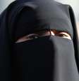 Mulher usa niqab apesar de proibição imposta pela França 22/09/2011  REUTERS/Charles Platiau  Foto: Reuters