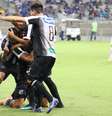 O jogador Arthur Mendonça do Ceará comemora gol durante a partida entre Cruzeiro e Ceará, válida pela Série A do Campeonato Brasileiro 2018, no Estádio Mineirão em Belo Horizonte (MG), nesta quarta-feira (24)  Foto: Fernando Moreno / Futura Press