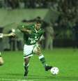 Meia Alex, do Palmeiras, durante a partida contra o River Plate, da Argentina, na semifinais da Copa Libertadores da América, no estádio Palestra Itália, em São Paulo (26/05/1999)  Foto: ROBSON FERNANDJES / Estadão