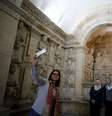 Visitante tira fotos durante reabertura do Museu Nacional de Damasco, na Síria 28/10/2018 REUTERS/Omar Sanadiki  Foto: Reuters