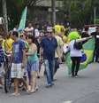 Movimentação em frente à casa do candidato à presidência da República pelo PSL, Jair Bolsonaro no Rio de Janeiro (RJ), neste domingo (28)  Foto: Marcos Vidal / Futura Press