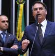 Jair Bolsonaro (à frente, à dir.) e seu filho Eduardo Bolsonaro (à esq., atrás), no plenário da Câmara  Foto: Agência Câmara / BBC News Brasil