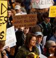 "Trump, você tem sangue em suas mãos", diz um dos cartazes no ato em Pittsburgh  Foto: DW / Deutsche Welle