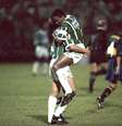 Cesar Sampaio (direita), abraça o companheiro Evair após um dos gols do Palmeiras na vitória sobre o Boca Juniors em partida válida pela Taça Libertadores da América de 1994, no estádio Palestra Itália, na capital paulista  Foto: DJALMA VASSAO / Estadão
