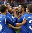 Vincenzo Iaquinta comemora gol com os companheiros de time  Foto: Eugene Hoshiko / Associated Press / Estadão