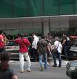 Um policial civil morreu e outros dois ficaram feridos após uma troca de tiros entre policiais na tarde desta sexta-feira (19) em um prédio anexo do Hospital Monte Sinai, no Bairro Dom Bosco, em Juiz de Fora. Segundo as informações preliminares da Polícia Militar (PM), dois policiais civis de Minas Gerais viram homens armados, que eram policiais civis de São Paulo à paisana, e iniciaram a abordagem a eles. Um policial paulista teria visto a cena e atirado contra os policiais mineiros, iniciando um tiroteio. Um agente da polícia de Minas morreu no local e um de São Paulo ficou ferido e está no Centro de Tratamento Intensivo (CTI) da unidade. Os policiais paulistas escoltavam um detento em tratamento na unidade.  Foto: FERNANDO PRIAMO/TRIBUNA DE MINAS / Estadão Conteúdo