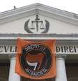 Bandeira antifascista na Faculdade de Direito da UFF  Foto: Alexandre Brum / Agência O Dia / Estadão