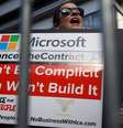 Empresas como Microsoft e Amazon foram criticadas por suposta cooperação com agências que gerenciam a política de imigração dos EUA  Foto: Getty Images / BBC News Brasil