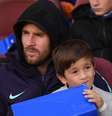 Messi assiste ao jogo do Barcelona com o filho  Foto: Sérgio Ruiz / Dia Esportivo / Estadão