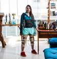 Ex-atleta Laís Souza, tetraplégica após acidente, consegue ficar em pé com o aparelho orthowalk  Foto: GABRIEL LORDÊLLO / Estadão Conteúdo