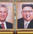 Primeiro retrato de Kim Jong-un (à dir) foi exibido ao lado do feito em homenagem ao presidente cubano, Miguel Díaz-Canel  Foto: KCTV / BBC News Brasil