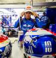 Música embala o trabalho dos mecânicos na Toro Rosso  Foto: Red Bull Content Pool / Divulgação