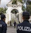 Policiais italianos em frente à nunciatura apostólica em Roma  Foto: ANSA / Ansa