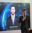 Jornalista da Xinhua, Qiu Hao, ao lado de seu sósia virtual durante Conferência Mundial de Internet em Wuzhen, China
07/11/2018 Xiaoying/Qianlong.com via REUTERS  Foto: Reuters
