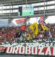 Torcida do Flamengo marcou presença no jogo contra o Botafogo no estádio Nilton Santos; confrontos entre as torcidas aconteceram no caminho ao Engenhão  Foto: NAYRA HALM/FOTOARENA / Estadão