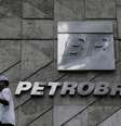 Homem passa por sede da Petrobras no Rio de Janeiro 13/04/2017 REUTERS/Ricardo Moraes  Foto: Reuters