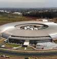 Prédio semelhante a uma arena de futebol, orçado em R$ 1,8 bilhão, é a maior construção científica já feita no Brasil  Foto: Felix Lima/BBC News Brasil / BBC News Brasil
