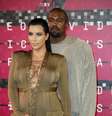 Kim Kardashian e Kanye West no tapete vermelho do Video Music Awards em Los Angeles  Foto: Danny Moloshok / Reuters