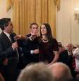 O presidente dos EUA, Donald Trump, e o jornalista da CNN, Jim Acosta, durante discussão acalorada na Casa Branca  Foto: DW / Deutsche Welle