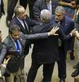 O deputado Alberto Fraga (DEM-DF) empurra o deputado Laerte Bessa (MDB-DF) (barba) durante desentendimento no plenário da Câmara dos Deputados, em Brasília, após críticas ao governador eleito do DF, Ibaneis Rocha, nesta segunda-feira, 12. Ambos os deputados integram a "bancada da bala".  Foto: Dida Sampaio / Estadão