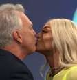 Pedro Bial dá selinho em Pabllo Vittar durante gravação de seu programa.  Foto: Reprodução de 'Conversa com Bial' (2018) / Globo / Estadão Conteúdo