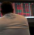Operador monitora painel de cotações da bolsa  Foto: Paulo Whitaker. / Reuters