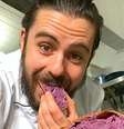 O chef com uma receita de sua autoria no Instagram: um ‘cara do bem’ que encantou a todos na TV  Foto: Reprodução