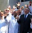 Alexandre Padilha ao lado de médicos estrangeiros participantes do Mais Médicos, em agosto de 2013  Foto: DW / Deutsche Welle