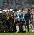 Árbitro Andres Cunha é protegido pela polícia após Grêmio x River Plate pela semifinal da Libertadores  Foto: Ricardo Moraes / Reuters