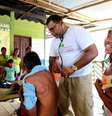 Dr. Gustavo Vargas, integrante da equipe do Mais Médicos em Tabatinga (AM), atende a comunidade indígena de Belém dos Solimões  Foto: Hélvio Romero / Estadão